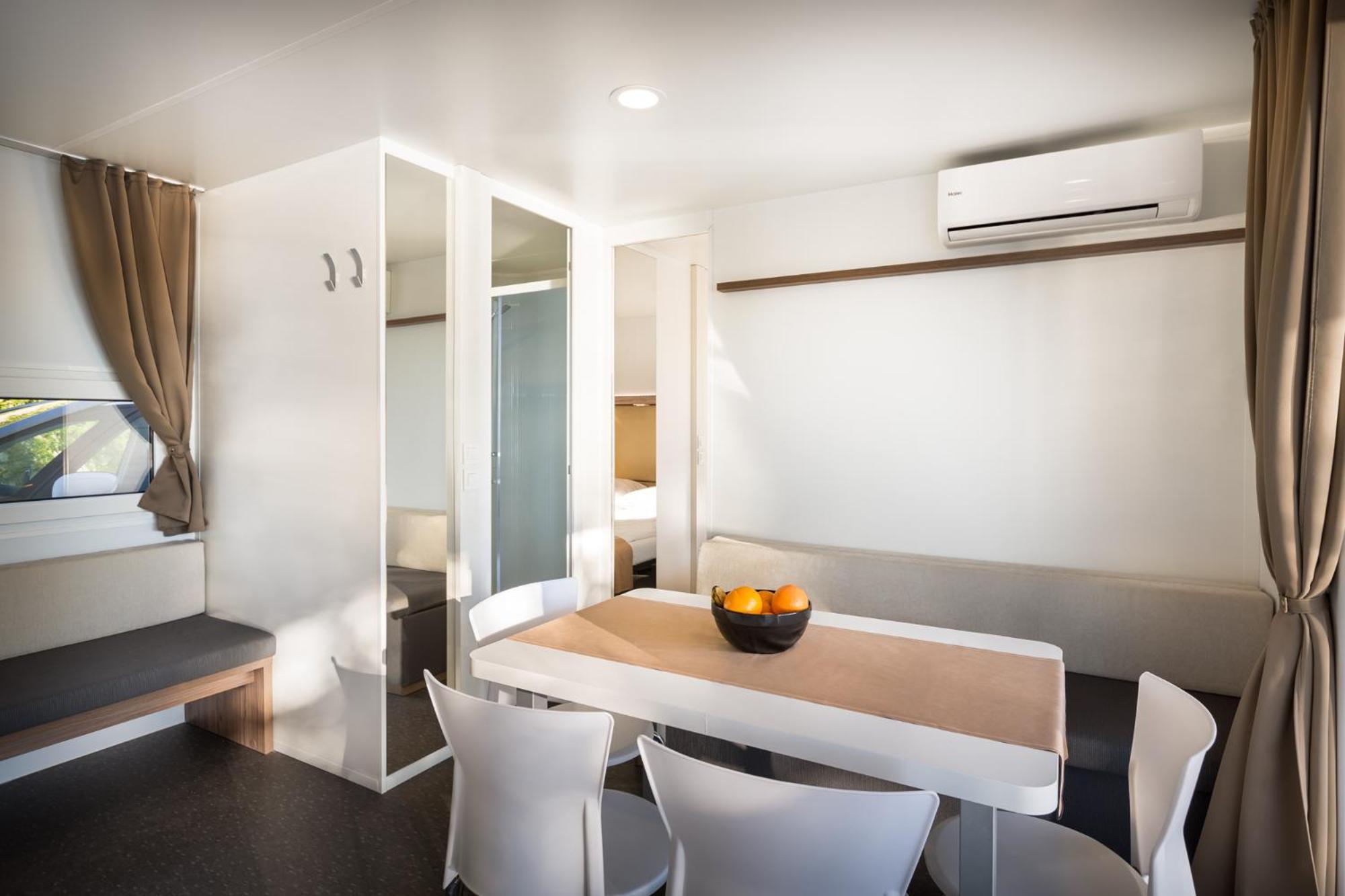 Aminess Style Glamping Villas & Holiday Homes Atea نجيفيش الغرفة الصورة Interior of a mobile home